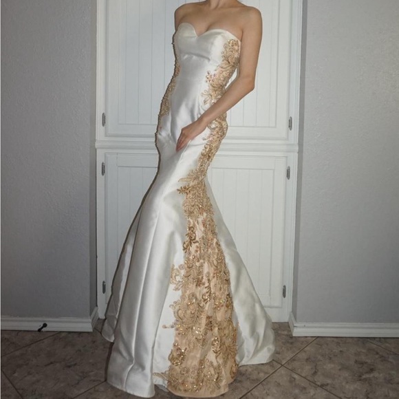 WHITE GOWN - Picture 1 of 4